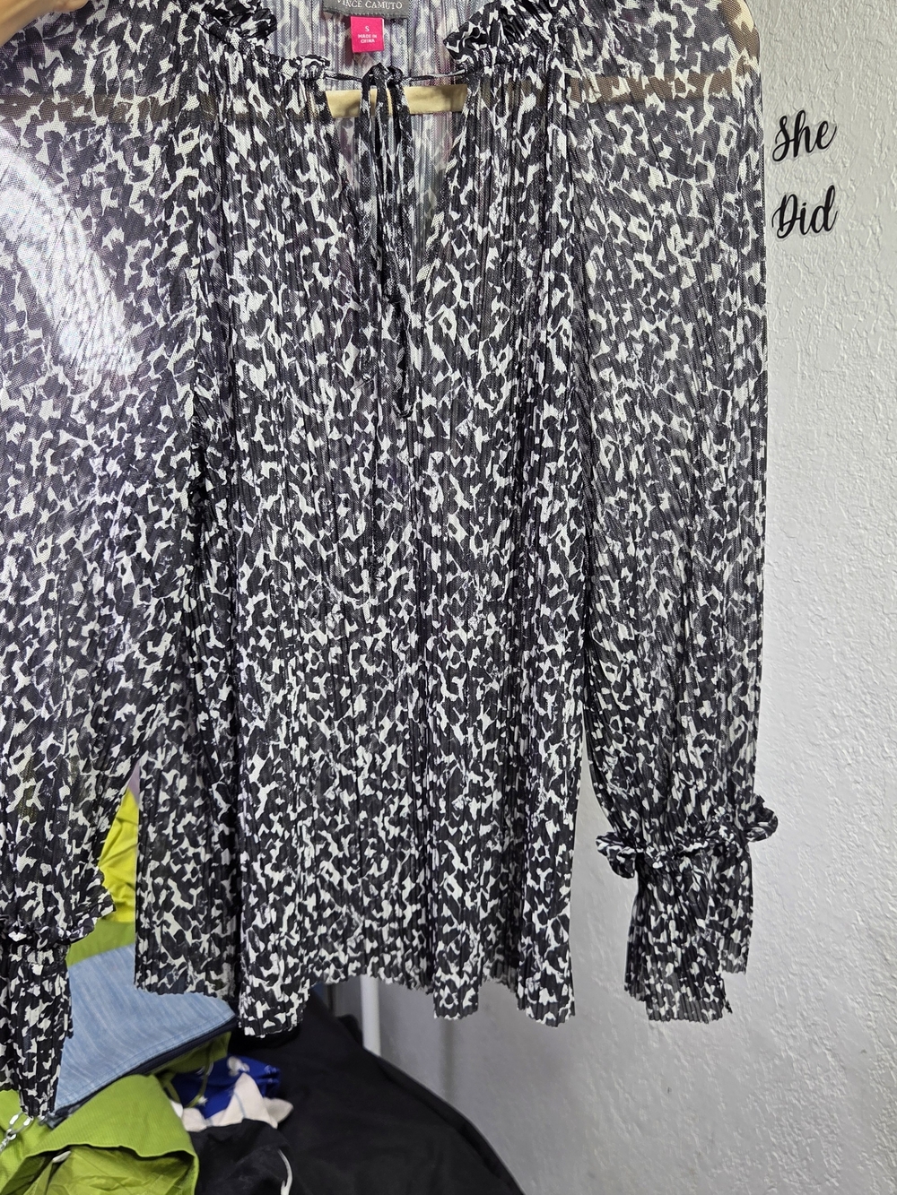 VINCE CAMUTO Black & White Abstract Print Smocked Neck Blouse Size S - Picture 6 of 7